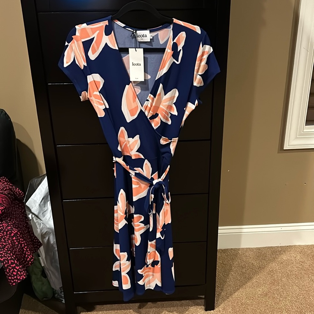 Leota NWT short sleeved faux wrap midi dress in “water lily”, size Large.
